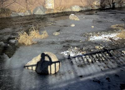 photograph “I.2024 — Hello to winter” par David Farreny — www.farreny.net — Andorre, Andorra, Canillo, hiver, winter, rivière, river, Valira, Valira d'Orient, eau, water, glace, ice, pierres, stones, galets, pebbles, froid, cold, ombre, shadow, photographe, photographer, rambarde, guardrail, mur, wall, herbes, grasses, salut, greeting