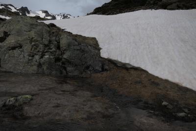 photograph “VI.2018” par David Farreny — www.farreny.net — Andorre, Andorra, Tristaina, cirque, circ, Estany primer, Ordino, Pyrénées, Pyrenees, montagnes, mountains, rocher, rock, neige, snow, névé, patch, eau, water, sommets, peaks, Tristagne, herbe, grass