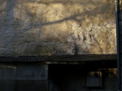 photograph “II.2015 — Whatever” par David Farreny — www.farreny.net — France, Occitanie, Aveyron, Rouergue, Balsac, hiver, winter, soir, evening, mur, wall, paroi, crépi, roughcast, pierre, stone, bosses, bumps, gouttière, drainpipe, métal, metal, ombres, shadows, toit, roof, ardoises, slates, abri, shed, boîtier, box, électrique, electricity, poutrelle, beam, bois, wood