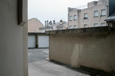 photograph “VII.2013 — Faces of home, 64. Summer” par David Farreny — www.farreny.net — France, bâtiment, building, garages, maisons, houses, béton, concrete, cour, yard, courtyard, immeuble, été, summer, fenêtres, windows, toits, roofs, bitume, blacktop, asphalte, asphalt, reflet, reflection, cheminées, chimneys, terrasse, terrace, ville, city, domicile, home, Occitanie, Aveyron, Rouergue, Rodez