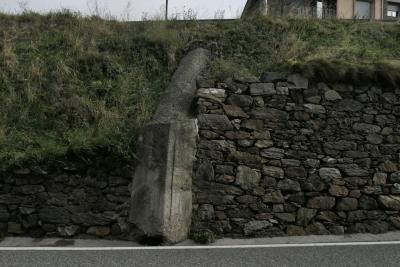 photograph “XI.2022” par David Farreny — www.farreny.net — Andorre, Andorra, Canillo, bâtiment, building, immeuble, route, road, mur, wall, pierre, stone, évacuation, déjection, evacuation, dejection, canalisation, channeling, béton, concrete, herbe, grass, bitume, blacktop, asphalte, asphalt