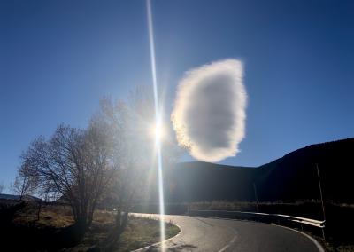 photograph “XI.2021 — God\'s face (i.e. Divine vapor)” par David Farreny — www.farreny.net — Andorre, Andorra, Canillo, Pyrénées, Pyrenees, montagne, mountain, route, road, bitume, blacktop, asphalte, asphalt, virage, turn, glissière de sécurité, crash barrier, métal, metal, arbres, trees, herbe, grass, ciel, sky, soleil, sun, nuage, cloud