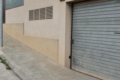 photograph “VI.2023 — Whatever” par David Farreny — www.farreny.net — Espagne, España, Espanya, Spain, Catalogne, Cataluña, Catalunya, Catalonia, Lérida, Lleida, Solsonès, Solsona, ville, city, bâtiment, immeuble, building, mur, wall, rue, street, métal, metal, trottoir, pavement, béton, concrete, portail, gate, garage, poteau, post, pole