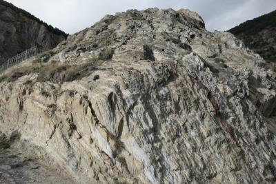 photograph “XI.2022 — Brain mass” par David Farreny — www.farreny.net — Andorre, Andorra, Canillo, rocher, rock, montagne, mountain, masse, mass, terrasse, terrace, rambarde, guardrail, métal, metal