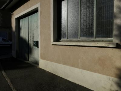 photograph “X.2017 — October, evening” par David Farreny — www.farreny.net — France, Occitanie, Gascogne, Gascony, Gers, Vic-Fezensac, automne, autumn, garage, portail, gate, bois, wood, fenêtre, window, vitre, verre, glass, mur, wall, boîte à lettres, mailbox, postbox, ombre, shadow, trottoir, pavement, rue, street