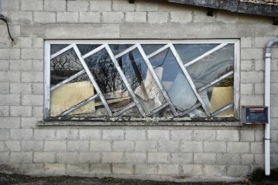 photograph “II.2015 — Whatever” par David Farreny — www.farreny.net — France, Occitanie, Aveyron, Rouergue, Moyrazès, remise, shed, parpaings, breeze-blocks, gris, grey, gray, fenêtre, window, gouttière, drainpipe, métal, metal, verre, vitre, glass, bois, wood, boîte à lettres, letterbox, mailbox, câble, cable, fil, wire, désordre, mess, bordel, accumulation, reflet, reflection, arbres, trees, bitume, blacktop, asphalte, asphalt