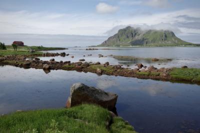 photograph “VII.2017 — Run away to the North, 255” par David Farreny — www.farreny.net — Norvège, Norway, Norge, Nord-Norge, Nordland, Bø, Vesterålen, Fortidsminne, paysage, landscape, rivage, shore, mer, sea, eau, water, rochers, rocks, montagne, mountain, île, island, maison, house, bois, wood, rouge, red, herbe, grass, nuages, clouds, carte postale, postcard