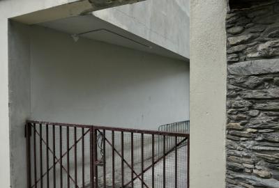 photograph “X.2021” par David Farreny — www.farreny.net — Andorre, Andorra, Canillo, bâtiment, immeuble, building, mur, wall, béton, concrete, pierre, stone, portail, gate, métal, metal, barrière, guardrail, poignée, handle, grillage, fencing, câble, cable