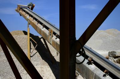 photograph “IV.2006” par David Farreny — www.farreny.net — France, Occitanie, Aveyron, Rouergue, Balsac, Capdenaguet, carrière, quarry, industrie, industry, métal, metal, gravier, gravel, cailloux, stones, pile, tas, heap, tapis roulant, conveyor belt, convoyeur à bande, transport, rochers, rocks