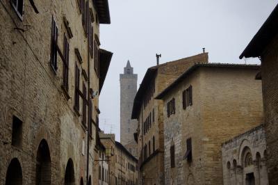 photograph “X.2019” par David Farreny — www.farreny.net — Italie, Italia, Italy, Toscane, Toscana, Tuscany, Sienne, Siena, San Gimignano, San Giminiano, Saint-Géminien, rue, street, brique, brick, pierre, stone, maisons, houses, bâtiments, buildings, fenêtres, windows, toits, roofs, tour, tower, volets, shutters, bois, wood, antennes, antennas