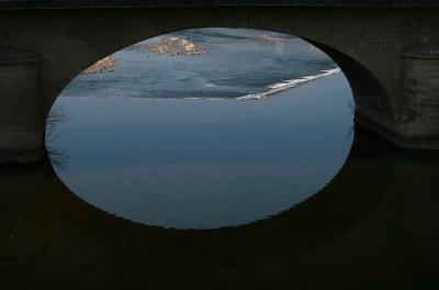 photograph “III.2012” par David Farreny — www.farreny.net — France, rivière, river, eau, water, pont, bridge, pierre, stone, arche, arch, ellipse, ovale, oval, reflet, reflection, ciel, sky, piles, supports, piers, Occitanie, Rouergue, Aveyron, Espalion