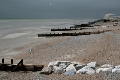 photograph “V.2013” par David Farreny — www.farreny.net — Royaume-Uni, United Kingdom, Grande-Bretagne, Great Britain, Angleterre, England, UK, GB, Sussex, West Sussex, Worthing, front de mer, seafront, plage, beach, galets, pebbles, shingle, mer, sea, Manche, Channel, horizon, eau, water, épis, groynes, brise-lames, breakwaters, mouette, seagull, pigeon, oiseaux, birds, paysage, landscape, marin, seascape, bois, wood, rochers, rocks, kiosque, bandstand