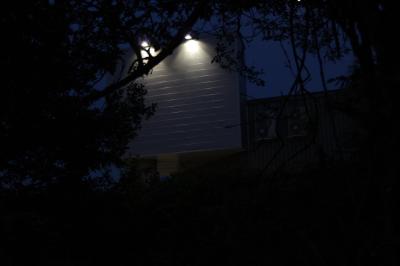 photograph “VI.2014 — At night” par David Farreny — www.farreny.net — France, Occitanie, Aveyron, Rouergue, Olemps, nuit, night, zone industrielle, industrial zone, bâtiment, building, immeuble, paroi, wall, métal, metal, lampes, lamps, lumières, lights, branches, branchages, feuillage, foliage, ciel, sky, planches, planks, lignes, lines