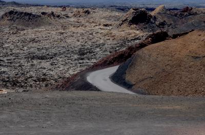 photograph “V.2016 — Lancerotte, 26” par David Farreny — www.farreny.net — Espagne, Spain, España, Canaries, Canarias, Canary, Lanzarote, Lancerotte, île, island, volcans, volcanoes, lave, lava, route, road, Timanfaya, rugueux, rough, montagnes, mountains, paysage, landscape, rochers, rocks, Tinajo