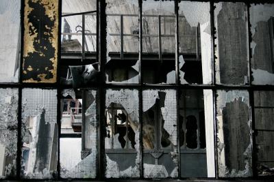 photograph “III.2010” par David Farreny — www.farreny.net — France, usine, factory, industrie, industry, abandon, abandoned, délabrement, decay, laverie, washing plant, citerne, tank, château d'eau, water tower, cône, cone, cube, rambarde, guardrail, béton, concrete, métal, metal, énorme, huge, smashed, windows, fenêtres, vitres, cassées, Tarn, Occitanie, Blaye-les-Mines