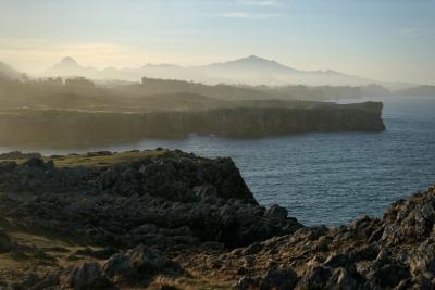 photograph “XII.2019” par David Farreny — www.farreny.net — Espagne, Spain, España, Asturies, Asturias, Llanes, Llamés, Guadamia, Pría, hiver, winter, soir, evening, paysage, landscape, mer, sea, océan, ocean, golfe de Gascogne, bay of Biscay, rochers, rocks, roche, rock, eau, water, montagnes, mountains, soleil, sun, falaises, cliffs, nature, carte postale, postcard