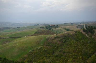 photograph “X.2019 — Fine stagione” par David Farreny — www.farreny.net — Italie, Italia, Italy, Toscane, Toscana, Tuscany, Florence, Firenze, Certaldo, paysage, landscape, arbres, trees, cyprès, cypress, cypresses, collines, hills, maison, house, herbe, grass, automne, autumn, fall, carte postale, postcard, parco collinare, parc collinaire, Canonica