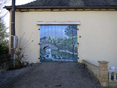 photograph “XII.2011 — And especially health” par David Farreny — www.farreny.net — France, Midi-Pyrénées, Aveyron, Rieupeyroux, Le Théron, maison, house, garage, portail, gate, peinture, painting, fresque, fresco, poteau, électrique, electricity, pole, gravier, gravel, muret, low wall, balustrade, balustres, balusters, chaises, chairs, plastique, plastic, mur, wall, toit, roof, ardoise, slate, paysage, landscape, campagne, countryside, pont, bridge, chemin, path, arbre, tree, rivière, river, hameau, hamlet, gouttière, gutter, métal, metal, velasquezhaha, Occitanie