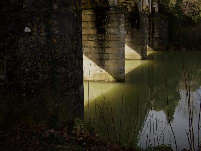 photograph “II.2016” par David Farreny — www.farreny.net — France, pont, bridge, pierre, stone, rivière, river, eau, water, hiver, winter, rive, shore, bank, piles, végétation, vegetation, lumière, light, triangles, branches, Occitanie, Gascogne, Gers, Auch