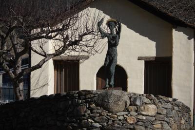 photograph “II.2023 — A fake halo case” par David Farreny — www.farreny.net — Andorre, Andorra, Ordino, chapelle, chapel, religion, ange, angel, statue, aile, wing, fenêtres, windows, porte, door, muret, low wall, arbre, tree, branches, art, pierre, stone
