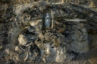 photograph “XII.2015” par David Farreny — www.farreny.net — France, paroi, pierre, stone, wall, statue, Vierge, Virgin, Sainte, Blessed, Marie, Mary, niche, recess, rocher, rock, religion, catholique, Catholic, mousse, moss, auréole, aureole, Je suis l'immaculée conception, I am the immaculate conception, Gascogne, Occitanie, Gers, Castillon-Massas