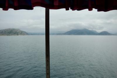 photograph “VII.2014 — Run away to the North, 75” par David Farreny — www.farreny.net — Norvège, Norway, Norge, Nordland, Lødingen, Bognes, ferry, bateau, boat, baie, fenêtre, window, plate glass, verre, vitre, glass, collines, hills, nuages, clouds, buée, mist, steam, condensation, rideau, curtain, métal, metal, baguette, strip, eau, water, mer, sea