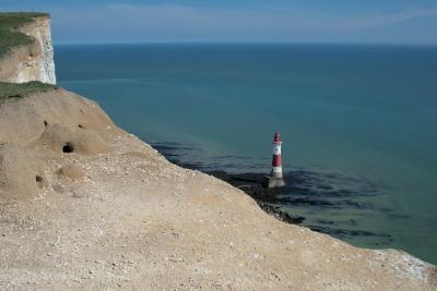 photograph “V.2013 — Pure postcardness w/ lighthouse, 2” par David Farreny — www.farreny.net — Royaume-Uni, United Kingdom, Angleterre, England, GB, UK, Sussex, East Sussex, Eastbourne, Beachy Head, falaise, cliff, cap, promontoire, cape, headland, craie, chalk, phare, lighthouse, mer, sea, Channel, Manche, horizon, herbe, grass, suicide, suicide spot, paysage, landscape, seascape, eau, water, carte postale, postcard