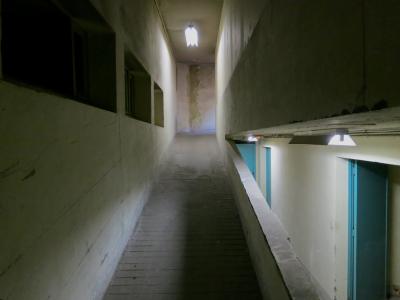 photograph “XII.2012” par David Farreny — www.farreny.net — France, couloirs, corridors, béton, concrete, éclairage, néon, lighting, rampe, slope, portes, doors, bois, wood, lampes, lamps, banister, poussière, dust, traces, marks, pièces, rooms, labyrinthe, labyrinth, maze, câbles, cables, fils, wires, Occitanie, Aveyron, Rouergue, Rodez