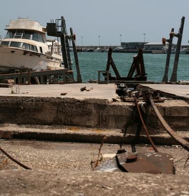 photograph “VII.2009” par David Farreny — www.farreny.net — Italie, Italy, Italia, Latium, Rome, Roma, Anzio, port, harbour, quai, dock, bateaux, boats, béton, concrete, métal, metal, rouille, rust, rusty, structures, été, summer, câble, cable, échelle, ladder, eau, water, mer, sea, Méditerranée, Mediterranean, lampadaires, lamps, carré, square