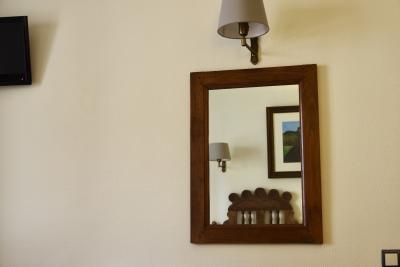 photograph “VII.2019” par David Farreny — www.farreny.net — Espagne, Spain, España, Asturies, Asturias, Llanes, hôtel, hotel, chambre, room, mur, wall, miroir, mirror, glass, bois, wood, lampes, lamps, lit, bed, tableau, painting, interrupteur, switch, téléviseur, télévision, TV, TV set, television, reflet, reflection, cadre, frame