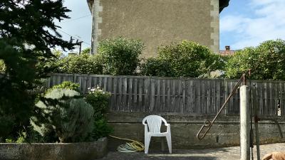 video “IV.2020 — The ordinary. Memories of Gascony” par David Farreny — www.farreny.net — France, jardin, garden, printemps, spring, springtime, calme, quiet, silence, oiseaux, birds, maison, house, domicile, home, vent, wind, feuillage, foliage, pierre, stone, film, vidéo, video, movie, iMovie, 1080p, Occitanie, Gascogne, Gers, Jegun, interlude