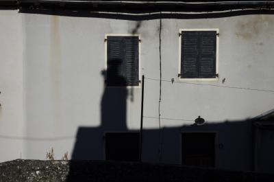 photograph “II.2014 — Faces of home, 156” par David Farreny — www.farreny.net — France, Occitanie, Aveyron, Rouergue, Cassagnes-Bégonhès, village, maison, house, façade, facade, fenêtres, windows, volets, shutters, bois, wood, gouttière, gutter, câbles, cables, fils, wires, pierre, stone, porte, door, ombre, shadow, domicile, home