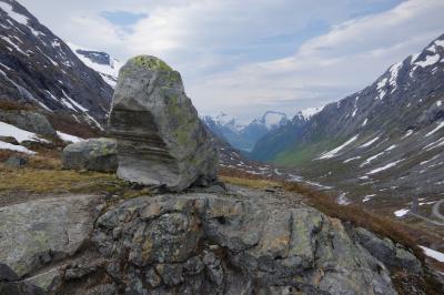 photograph “VI.2019 — Run away to the North, 140” par David Farreny — www.farreny.net — Norvège, Norway, Norge, Sogn og Fjordane, Stryn, Hjelledalen, Gamle Strynefjellsveg, vallée, valley, montagne, mountain, paysage, landscape, rocher, rock, neige, snow, nuages, clouds, route, road