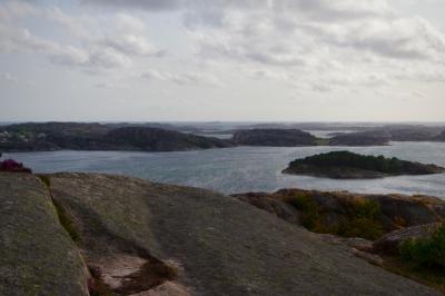 photograph “VIII.2019 — Run away to the North, 152” par David Farreny — www.farreny.net — Suède, Sweden, Sverige, Bohuslän, Västra Götaland, Tanum, Fjällbacka, Skagerrak, mer, sea, paysage, landscape, marin, seascape, îles, islands, rocher, rock, eau, water, nuages, clouds, Ingrid Bergman