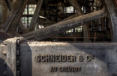 photograph “XI.2009” par David Farreny — www.farreny.net — France, HDR, usine, factory, roue, wheel, machine, abandon, abandoned, délabrement, decay, fenêtres, windows, métal, metal, industrie, industry, rouille, rust, graffiti, Schneider, Le Creusot, Occitanie, Rouergue, Aveyron, Decazeville