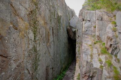 photograph “VIII.2019 — Run away to the North, 179” par David Farreny — www.farreny.net — Suède, Sverige, Sweden, Bohuslän, Västra Götaland, Tanum, Fjällbacka, falaises, cliffs, passage, rocher, rock, chemin, path, hanging, suspendu, nature, paroi, mur, wall