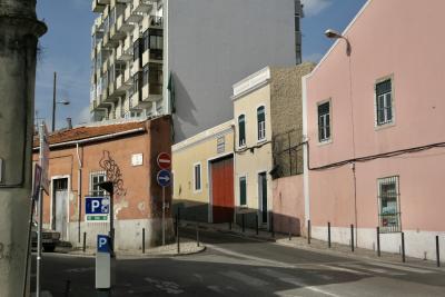 photograph “II.2020 — Faces of home, 280” par David Farreny — www.farreny.net — Portugal, Lisbonne, Lisboa, Lisbon, capitale, capital, ville, city, rue, street, hiver, winter, maisons, houses, câbles, cables, fils, wires, lampadaires, lamps, croisement, crossing, immeuble, bâtiment, building, béton, concrete, panneaux, sign, routiers, roadsigns, voiture, car, balcons, balconies, parking, car park, fenêtres, windows, portes, doors, toit, roof, tuiles, tiles, grilles, railings, coin, corner, angle, trottoir, pavement, plaque, plate, rua do Garcia, enseigne, Mudança de instalações, a mesma equipa, flèche, arrow, droite, right, sens interdit, one way, bâche, sheet, domicile, home