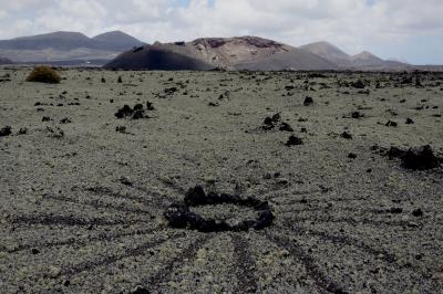 photograph “V.2016 — Lancerotte, 20” par David Farreny — www.farreny.net — Espagne, Spain, España, Canaries, Canary, Canarias, Lanzarote, Lancerotte, île, island, volcan, volcano, montagnes, mountains, champ, lave, lava, field, lichen, soleil, sun, pierre, stone, cailloux, stones, pierres, dessin, drawing, paysage, landscape, Taús, nuages, clouds, cratère, crater