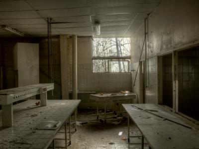 photograph “II.2010 — Hidden medical facility in the woods” par David Farreny — www.farreny.net — France, laboratoire, laboratory, délabrement, decay, abandon, abandoned, saleté, dirt, ordures, rubbish, fenêtre, window, arbres, trees, ombres, shadows, tables, néon, neon, Occitanie, Tarn, Saint-Benoît-de-Carmaux