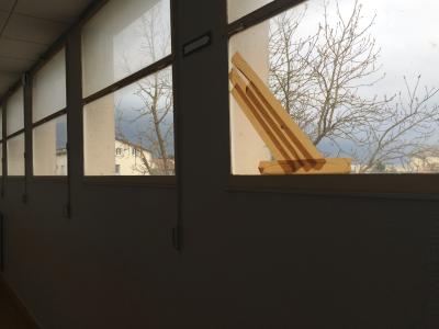 photograph “III.2016 — Whatever” par David Farreny — www.farreny.net — France, Occitanie, Gascogne, Gascony, Fleurance, collège, middle school, Hubert-Reeves, couloir, corridor, fenêtres, windows, verre, vitre, glass, cassé, broken, réparation, repair, bricolage, DIY, ruban adhésif, Scotch, adhesive tape, arbre, tree, branches, branchage, maison, house