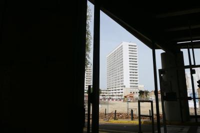 photograph “IV.2024 — Faces of home, 217” par David Farreny — www.farreny.net — France, Occitanie, Haute-Garonne, Toulouse, Matabiau, gare routière, bus station, béton, concrete, immeuble, bâtiment, building, balcons, balconies, fenêtres, windows, poteaux, posts, poles, terrain, land, trottoir, pavement, laid, ugly, laideur, ugliness, barrière, clôture, fence, ville, city, domicile, home