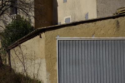 photograph “XII.2020” par David Farreny — www.farreny.net — France, Occitanie, Gard, Saint-Hippolyte-de-Montaigu, maisons, houses, village, garage, portail, gate, métal, metal, tôle ondulée, corrugated iron, pierre, stone, arbre, tree, hiver, winter, fenêtres, windows, balcon, balcony, tuiles, tiles, angles, coins, corners, volets, shutters, bois, wood