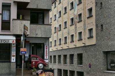 photograph “III.2022” par David Farreny — www.farreny.net — Andorre, Andorra, Canillo, ville, city, bourgade, town, immeubles, bâtiments, buildings, béton, concrete, fenêtres, windows, pierre, stone, hôtel, hotel, balcon, balcony, pizzeria, restaurant, Arlequi, enseigne, sign, voiture, car, demi, demi-voiture, half car, métal, metal, panneaux, signs, roadsigns, poteau, post, pole, rideaux, curtains, verre, vitre, glass, marches, steps, façade, facade, illustrations, peinture, painting
