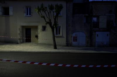 photograph “V.2016” par David Farreny — www.farreny.net — France, Occitanie, Gascogne, Gascony, Gers, Jegun, village, nuit, night, rue, street, boulevard, bitume, blacktop, asphalte, asphalt, arbre, tree, maisons, houses, bandeaux, bandes, strips, plastique, plastic, trottoir, pavement, fenêtres, windows, porte, door, garage, portail, gate, chantier, works, volets, shutters, bois, wood