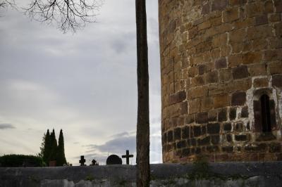 photograph “XII.2020” par David Farreny — www.farreny.net — France, Aquitaine, Pyrénées-Atlantiques, Espelette, Ainhoa, Pays basque, Basque country, cimetière, cemeteru, tour, tower, pierre, stone, muret, low wall, poteau, post, pole, bois, wood, branches, branchages, croix, crosses, tombes, tombs, graves, cyprès, cypresses, ciel, sky, hiver, winter