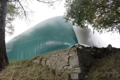 photograph “X.2023” par David Farreny — www.farreny.net — France, Occitanie, Pyrénées-Orientales, Font-Romeu-Odeillo-Via, Font-Romeu, structure, bâche, sheet, plastique, plastic, turquoise, bleu, blue, vert, green, arbres, trees, pin, pine tree, branches, feuillage, foliage, herbe, grass, muret, low wall, pierre, stone, ombre, shadow, volume