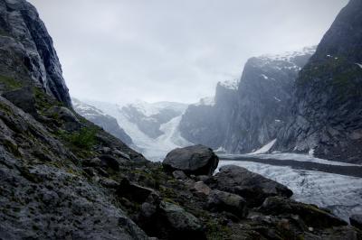 photograph “VI.2019 — Run away to the North, 296. Concept of obstacle” par David Farreny — www.farreny.net — Norvège, Norway, Norge, Norvège de l'Ouest, Vestlandet, Sogn og Fjordane, Sogn, Luster, Veitastrond, Jostedalsbreen, Austerdalsbreen, glacier, glace, ice, montagnes, mountains, pics, peaks, sommets, rocher, roche, rock, paysage, landscape, brume, mist, pluie, rain, mousse, moss, nuages, clouds, obstacle