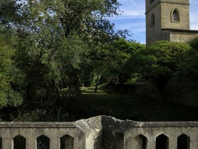 photograph “X.2016” par David Farreny — www.farreny.net — France, Occitanie, Gascogne, Gers, L'Isle-de-Noé, église, church, Saint-Pierre, pont, bridge, arbres, trees, rive, shore, rivière, river, Baïse, clocher, tower, campagne, countryside, feuillage, foliage, pierre, stone, parapet