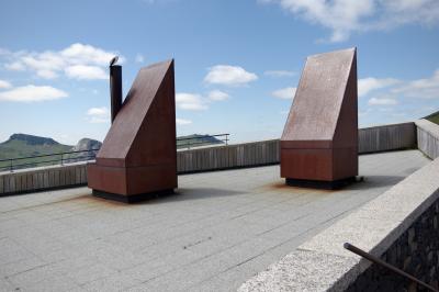 photograph “V.2015” par David Farreny — www.farreny.net — France, Auvergne, Cantal, puy Mary, bâtiment, building, béton, concrete, pierre, stone, bois, wood, métal, metal, rouille, rust, rusty, montagne, mountain, nuages, clouds, rampe, banister, rambarde, guardrail, cheminée, chimney, pas de Peyrol, Le Falgoux