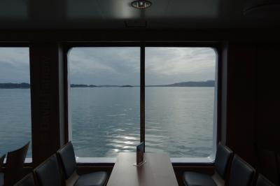 photograph “V.2019 — Run away to the North, 162” par David Farreny — www.farreny.net — Norvège, Norway, Norge, Vestlandet, Hordaland, Bergen, Krokeide, ferry, bateau, boat, bac, Hufthamar, Austevoll, Lysefjord, fjord, mer, sea, eau, water, fenêtre, baie, window, verre, vitre, glass, lamp, lampe, plafond, ceiling, table, sièges, seats, bois, wood, métal, metal, soir, evening, été, summer, îles, islands, paysage, landscape, marin, seascape, reflet, reflection